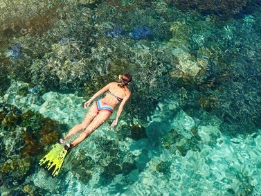 Femme snorkeling en mer lors d'une crosière en catamaran